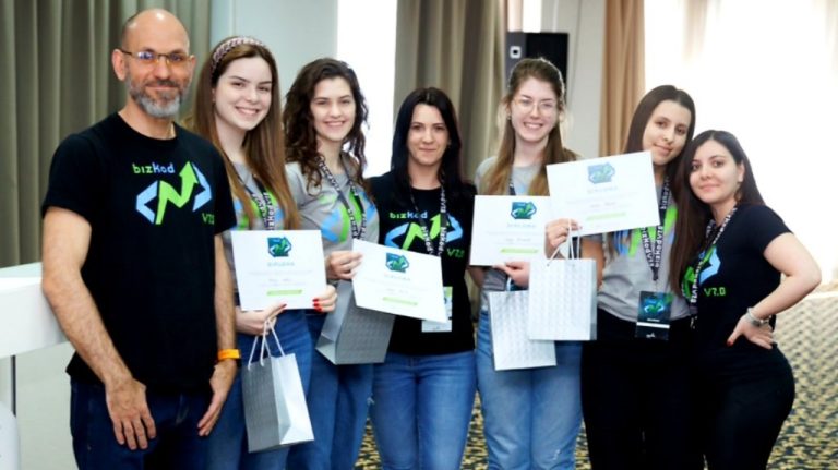 Победници „БизKода“ екипе „Хакатонци трче почасни круг“ и „ГСМ“