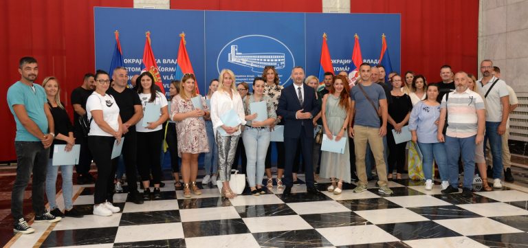 Уручени уговори вредни 45 милиона динара за куповину некретнина у власништву жена