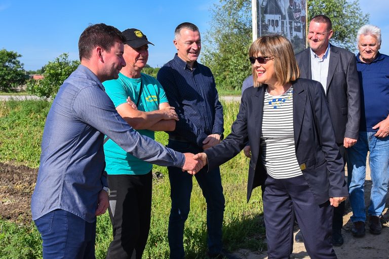 Председница Гојковић у Гложану: Покрајинска влада ће помоћи да се ублажи штета од невремена