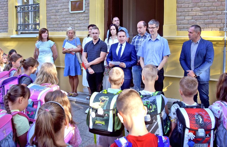 Роберт Отот поздравио ђаке прваке