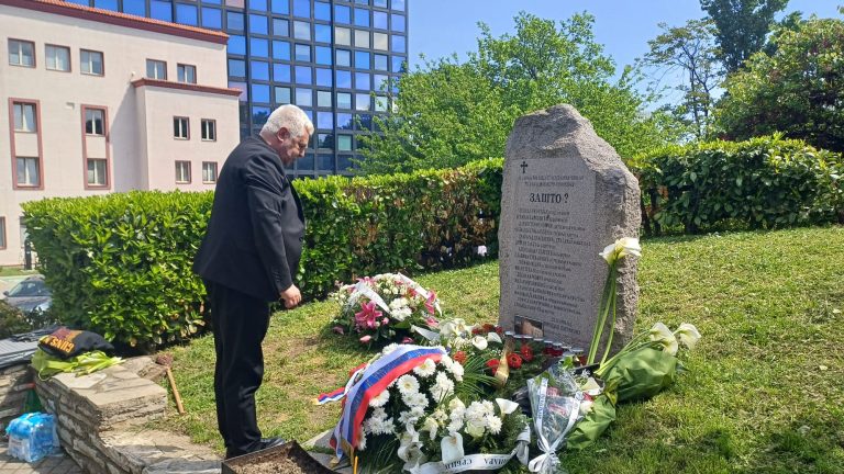 Министар Братина положио венац на споменик  убијеним радницима РТС